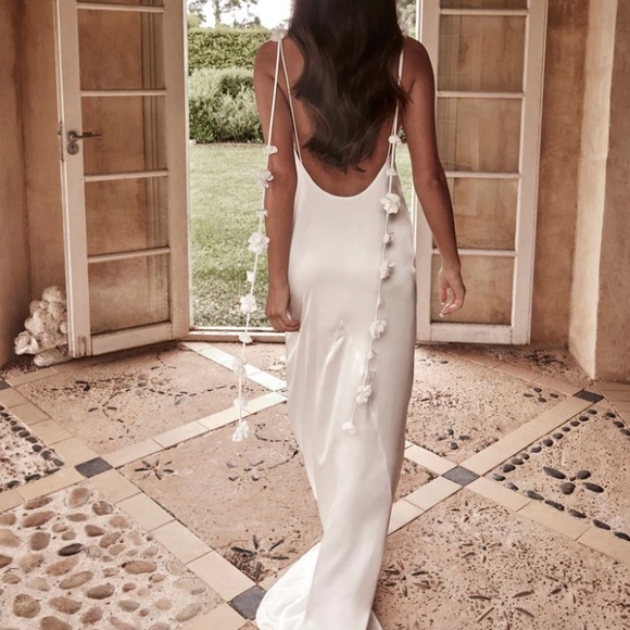 Meshki Dresses & Skirts - NWT Meshki Elenora White Backless Dress w/ Flower Straps